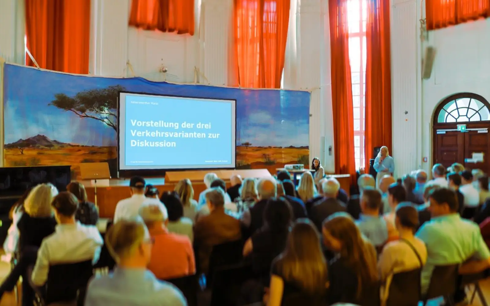 Bürgerworkshop in der Aula der Kaiserswerther Grundschule zur Vorstellung und Diskussion von drei Verkehrsvarianten für den Kaiserswerther Markt. Foto: ah