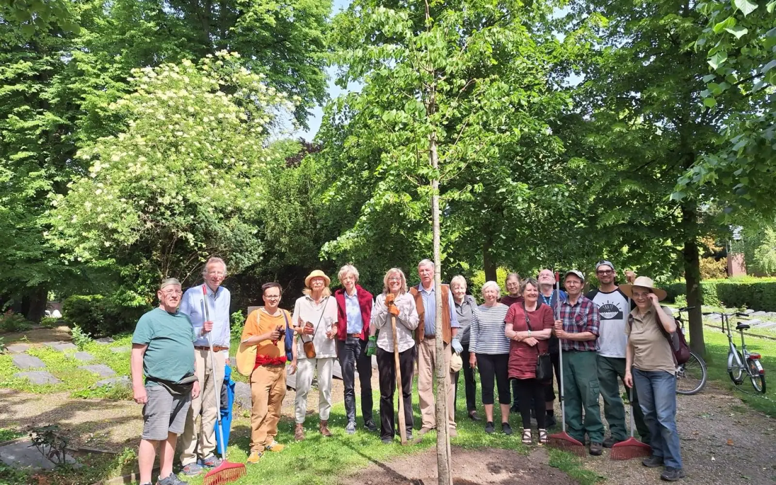 Ehrenamtliche Helferinnen und Helfer auf dem Kaiserswerther Diakonissenfriedhof, die ihren Grabpflege-Einsatz mit dem Pflanzen einer Linde verbunden haben. Foto: privat