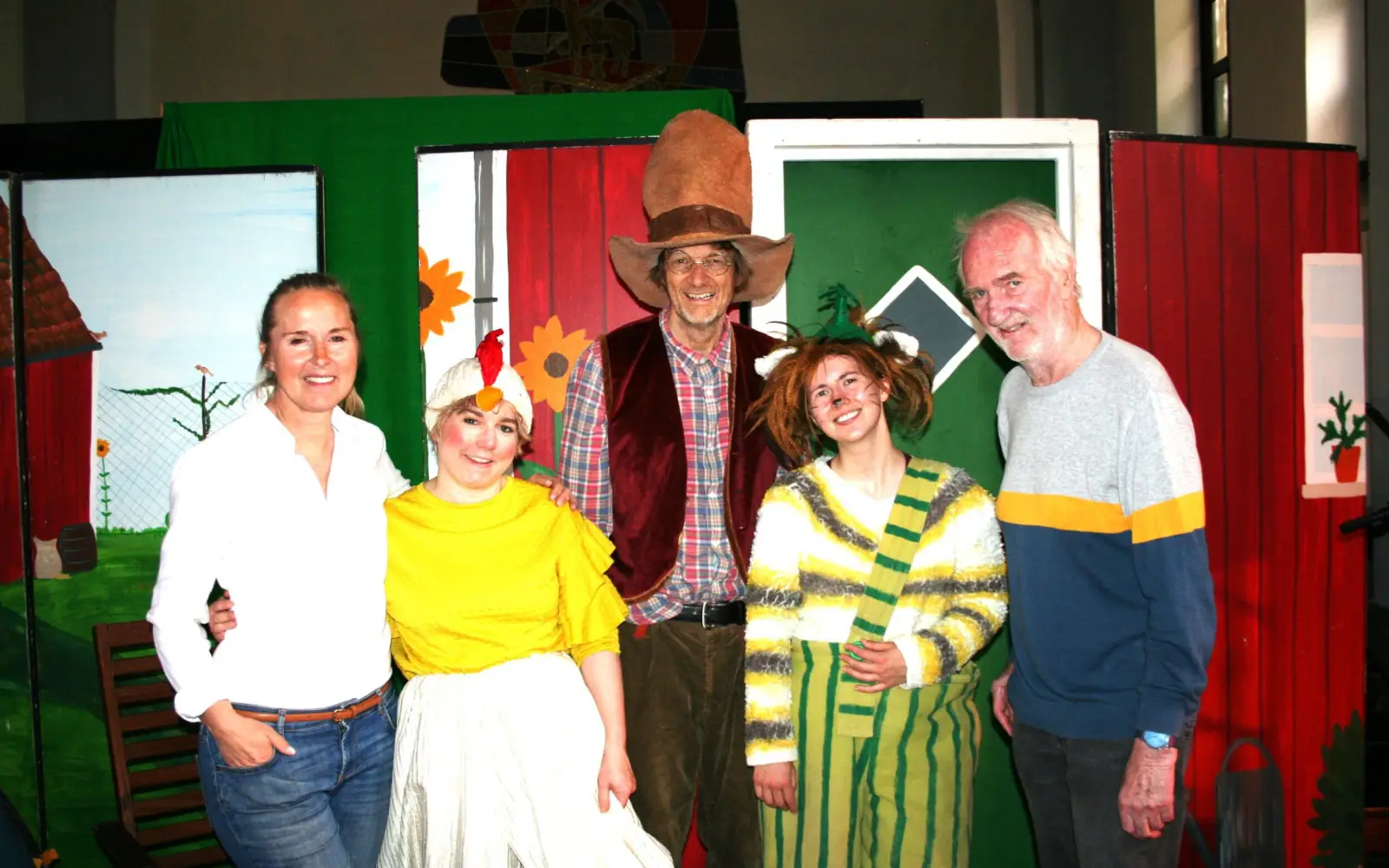Melanie Fischer und Hans Eck (rechts) verabschiedeten sich von Andreas Richter, der in diesem Jahr sein 30-jähriges Bühnenjubiläum beim Wittener Kinder- und Jugendtheater begeht. Foto: privat