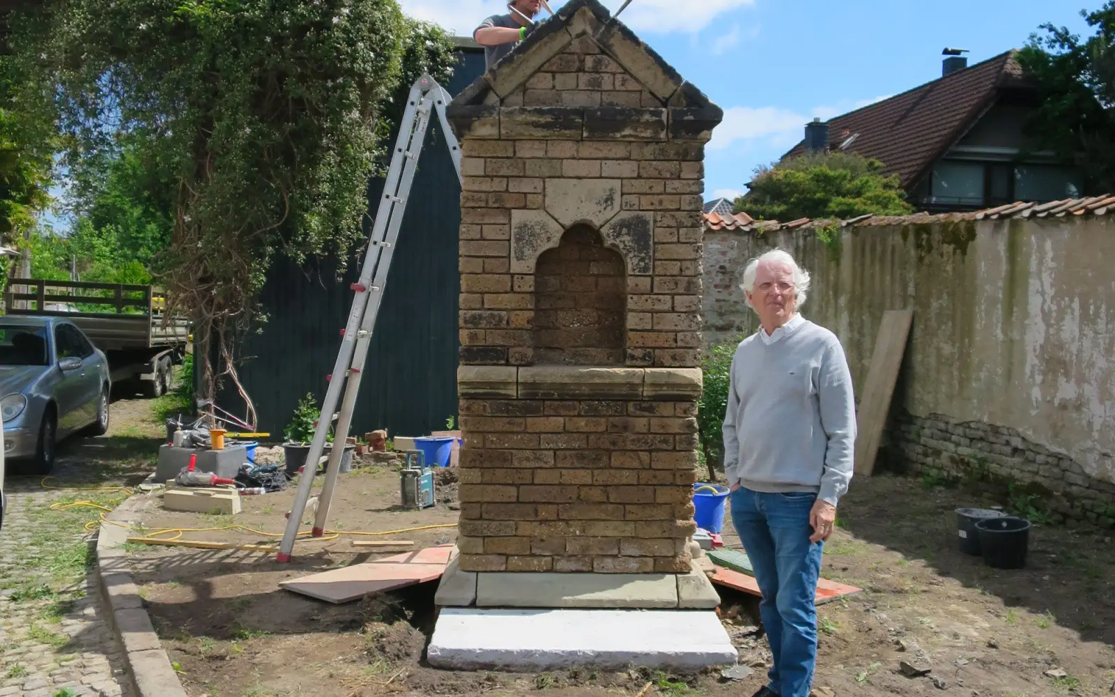 Bildstock an der Alten Landstraße 223 in Kaiserswerth. Kunsthistoriker und Publizist Hartmut Witte arbeitet für die Deutsche Stiftung Denkmalschutz. Oben auf dem Bildstock ist ein Steinmetz am Werk. Foto: hs