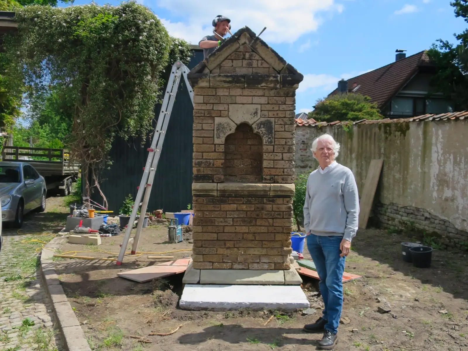 Bildstock an der Alten Landstraße 223 in Kaiserswerth. Kunsthistoriker und Publizist Hartmut Witte arbeitet für die Deutsche Stiftung Denkmalschutz. Oben auf dem Bildstock ist ein Steinmetz am Werk. Foto: hs