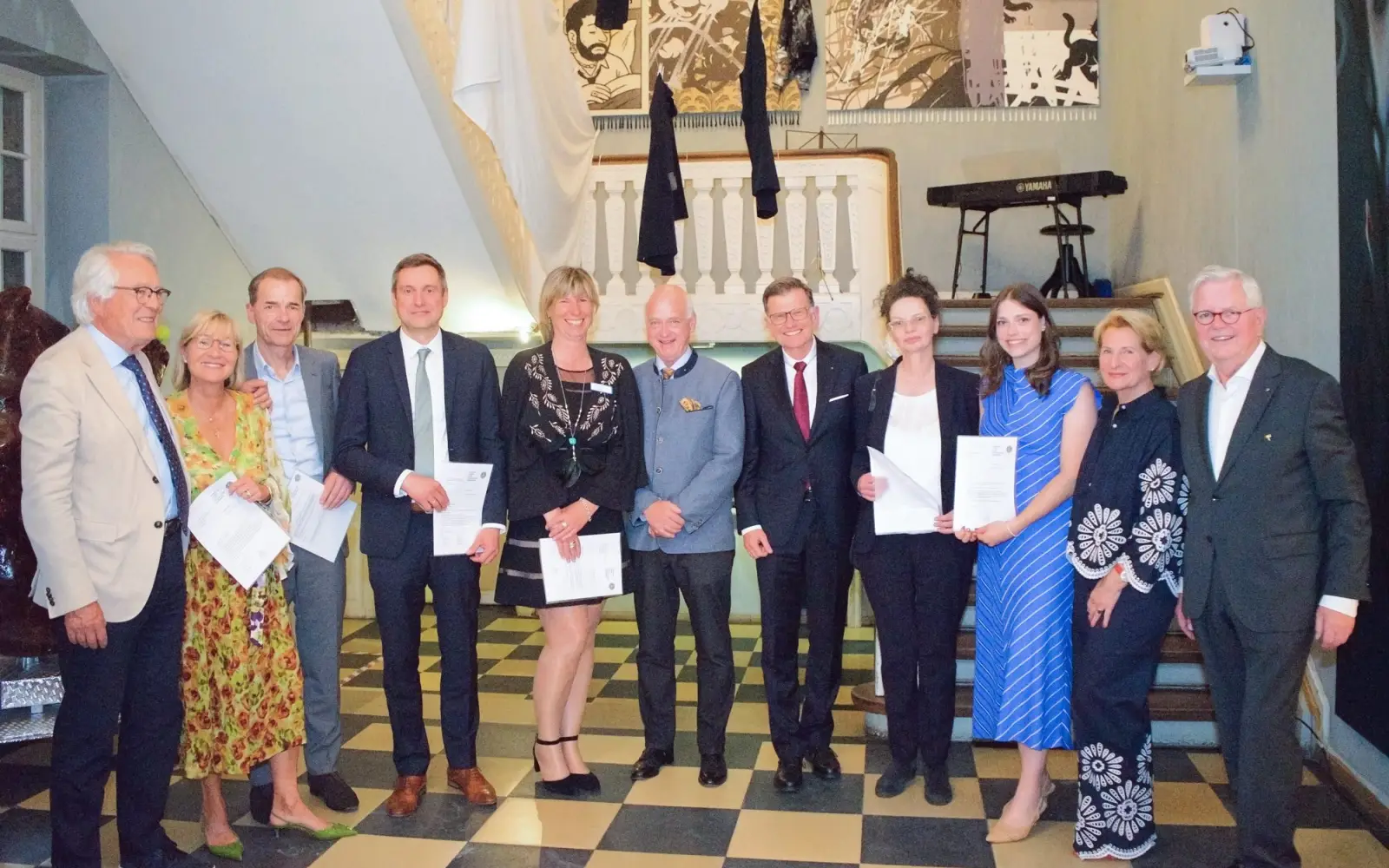 Der Lions Club Rhenania hat das Friederike Fliedner Hospiz Kaiserswerth mit einer Spende von 6.000 Euro bedacht. (von links) Wim Roording, Lions Rhenania Hilfswerk; Astrid Beerden-Staal, Lionesse; Thomas Betz, Lions Zahngold-Pate; Stefan Berger, EVK; Ute Langen, Trebe Cafe; Stefan Trippe, Präsident Lions Rhenania; Joachim Erckenbrecht, Lions Pate; Christine Taylor, Friederike Fliedner Hospiz Kaiserswerth; Leonie Schuh, Präsidentin Leos Düsseldorf; Gina Schausten-Leberling, Lionesse und Heiner Leberling, Lions Rhenania.