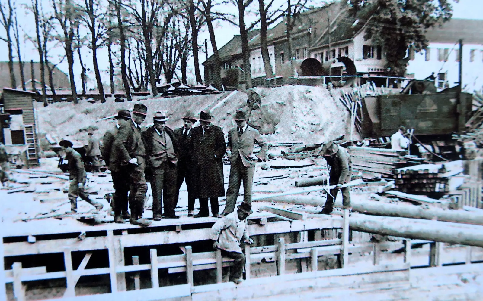 Inspektion auf der Baustelle. Im Hintergrund die Häuserzeile Café Schuster bis Reformhaus Goll. Archivfoto: Privat