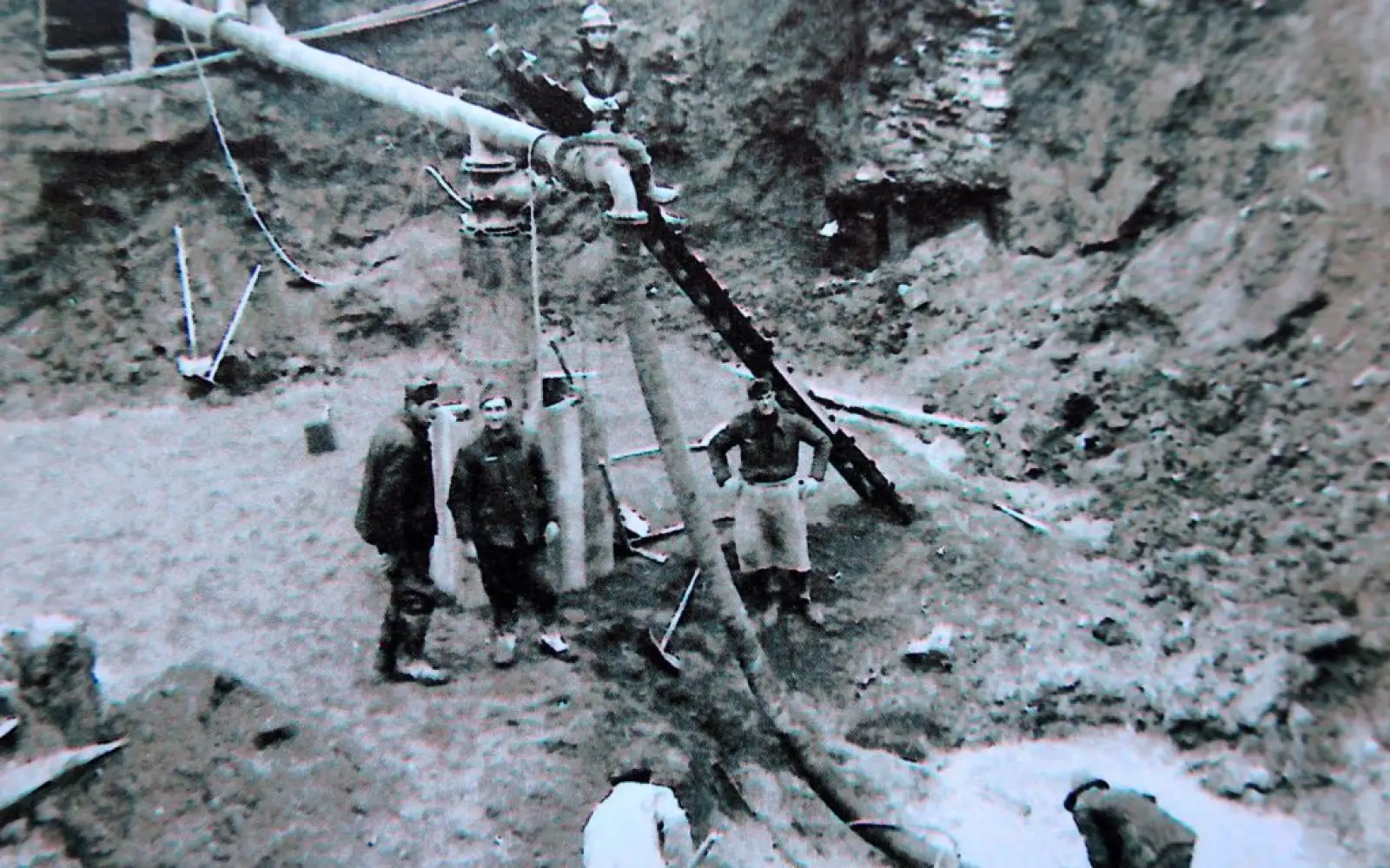 Suche nach einem während der Bauarbeiten abgeworfenen Bombenblindgänger im Grundwasser. Im Hintergrund freigelegte Fundamente früherer Festungsanlagen. Archivfoto: Privat