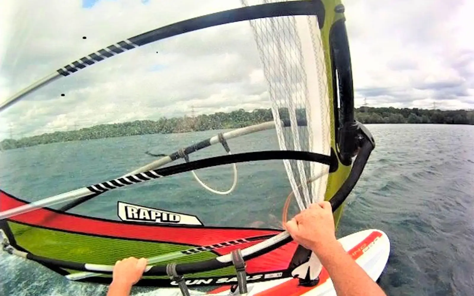 Nach einem Windsurfkurs am Angermunder See beherrschen die Teilnehmer die wichtigsten Manöver. Foto: privat