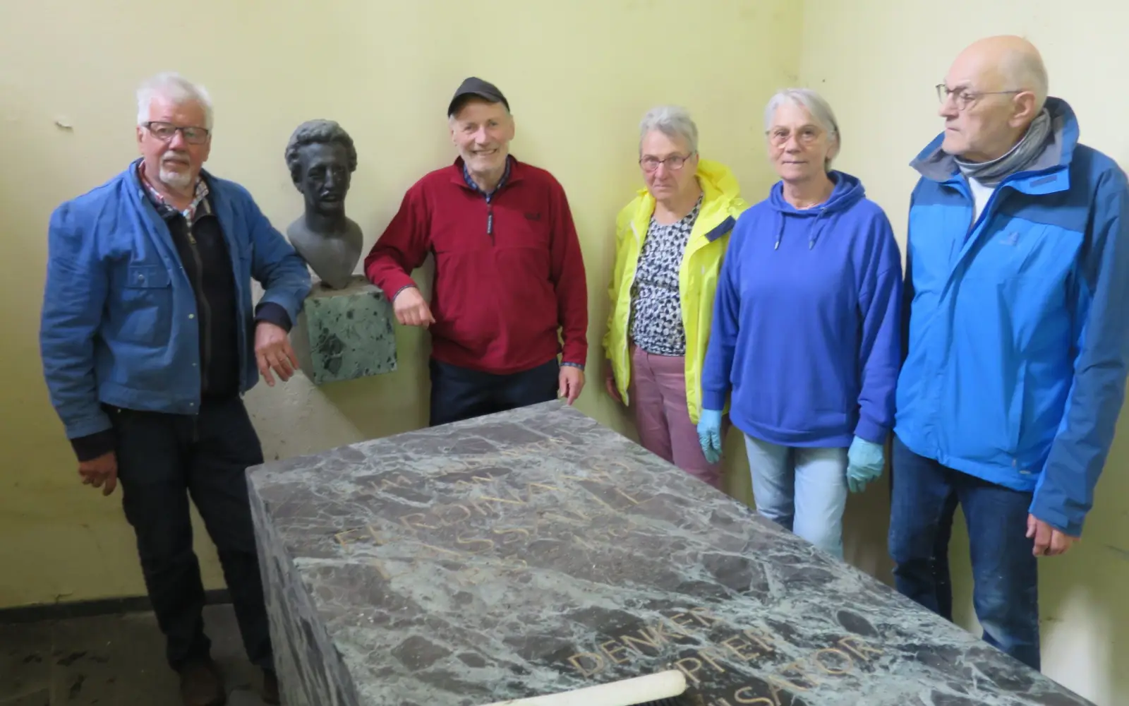 Ulrich Franke, Gerhard Becker, Dr. Bärbel Franke, Renate und Bruno Holtschneider, Mitgliedere des Kulturkreises Kalkum e.V., bei der Reinigung der Lassalle Gedenkstätte im Kalkumer Schlosspark. Foto: hs