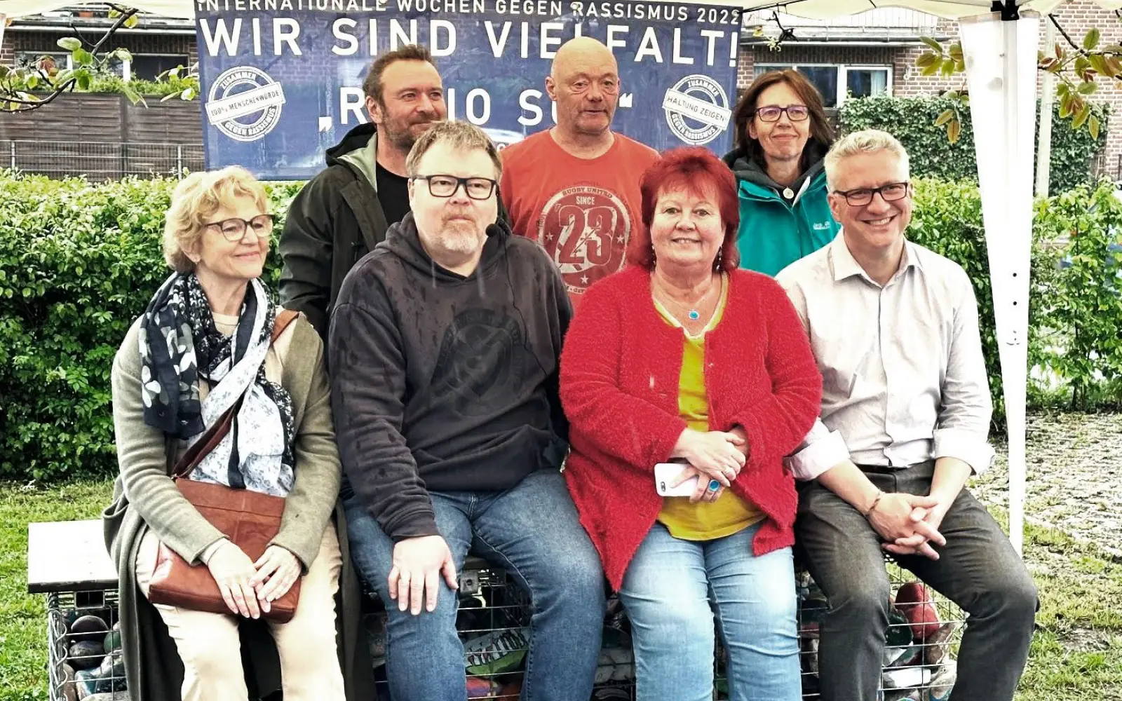 Zeigten auf der neuen Sitzbank vor dem Regionalzentrum Süd „klare Kante“ gegen den Rassismus: Heide Apel, Volker Haasper-Rückert, Bezirksbürgermeisterin Beate Lieske und Philipp Thelen (vordere Reihe, von links). Foto: privat