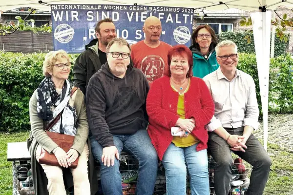 „Sitzbank gegen Rassismus“ vor dem „Sunny“ in Hüttenheim eingeweiht