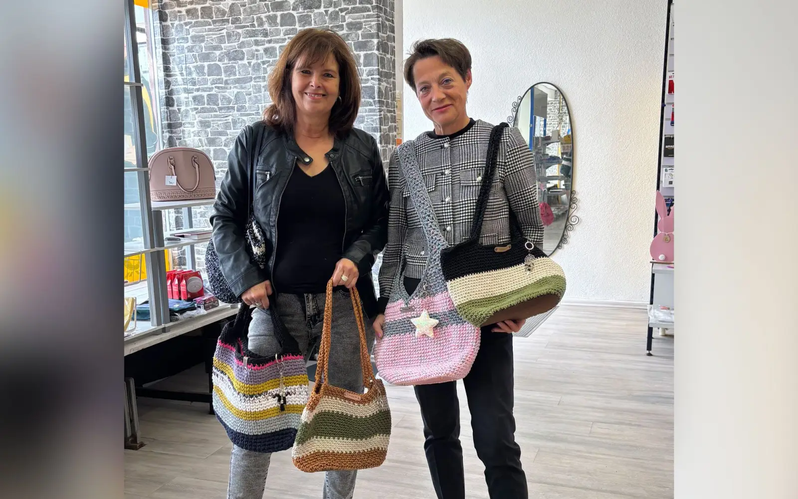 Barbara Hofmann und Ina Kaden (von links) unterstützen gemeinsam das Kinder- und Jugendhospiz Regenbogenland mit dem Verkauf selbstgehäkelter Taschen. Foto: privat
