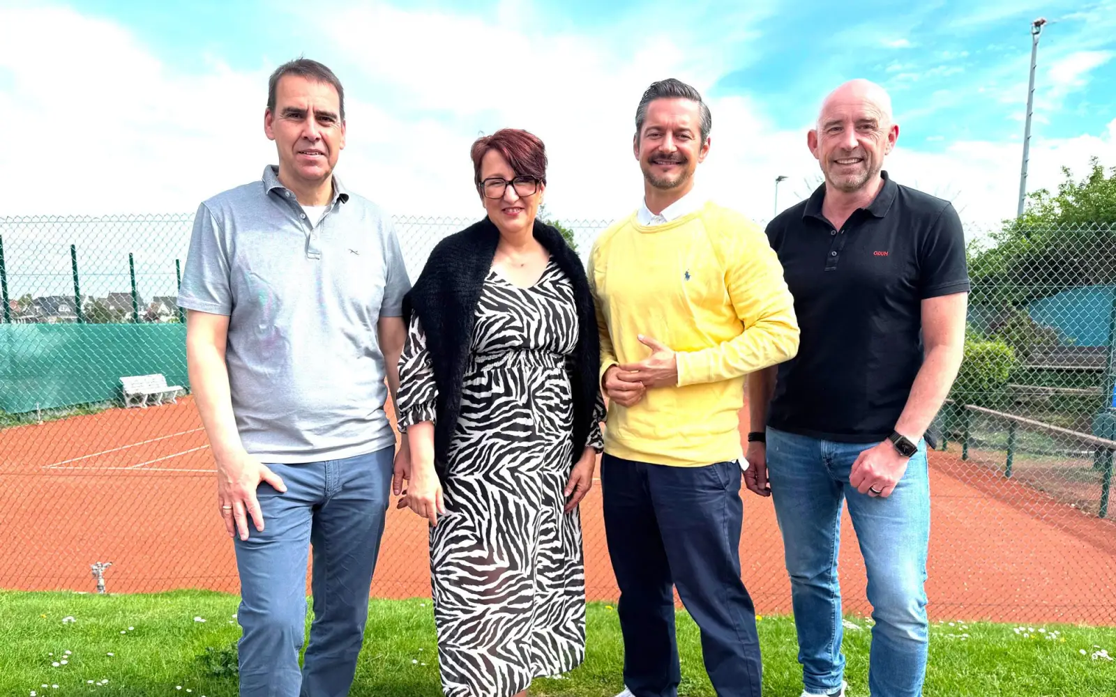 Freuten sich über den erfolgreichen Abschluss der Umbau- und Renovierungsarbeiten der Dusch- und Toilettenanlagen im TuS-Tennisklubhaus (von links): Frank Dolzak (TuS Mündelheim, stellvertretender Abteilungsleiter Tennis), Birgit Sürth (TuS Mündelheim, Abteilungsleiterin Tennis), Marcel Groß (Geschäftsführer der Sparkassen Duisburg-Stiftungen) sowie Rainer Stolzenberg (1. Vorsitzender TuS Mündelheim). Foto: privat