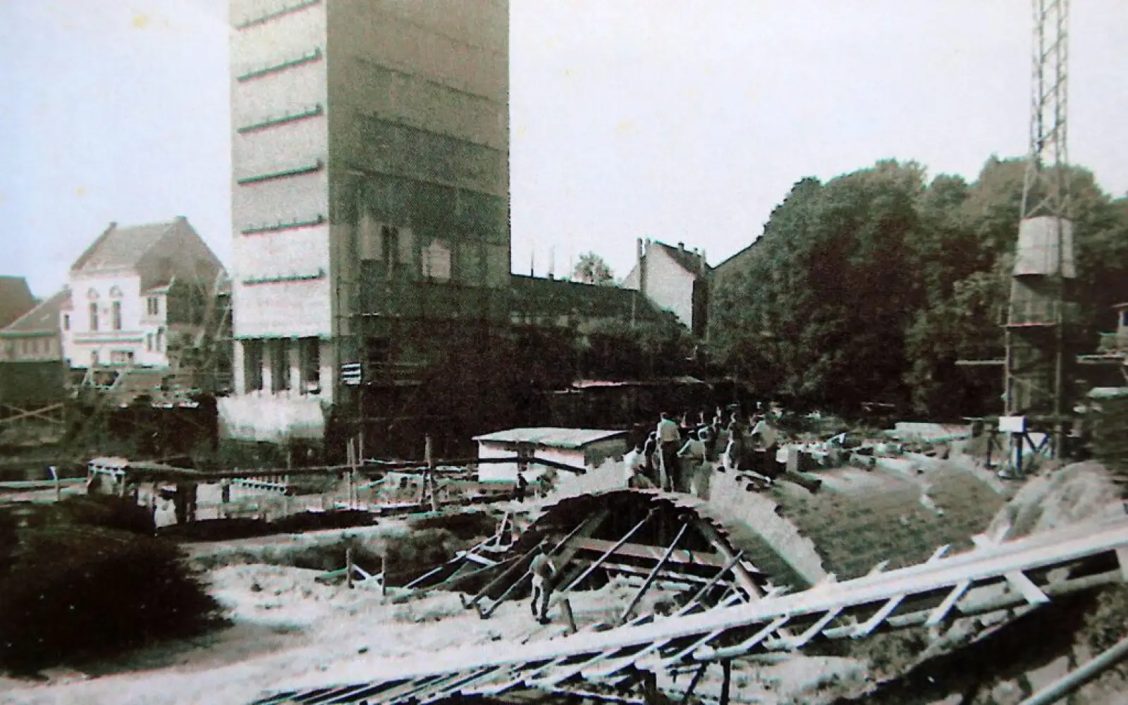 Bunkerbau in Kaiserswerth 1941/43. Im Vordergrund ein Torbogen der Klemensbrücke. Foto: Privat