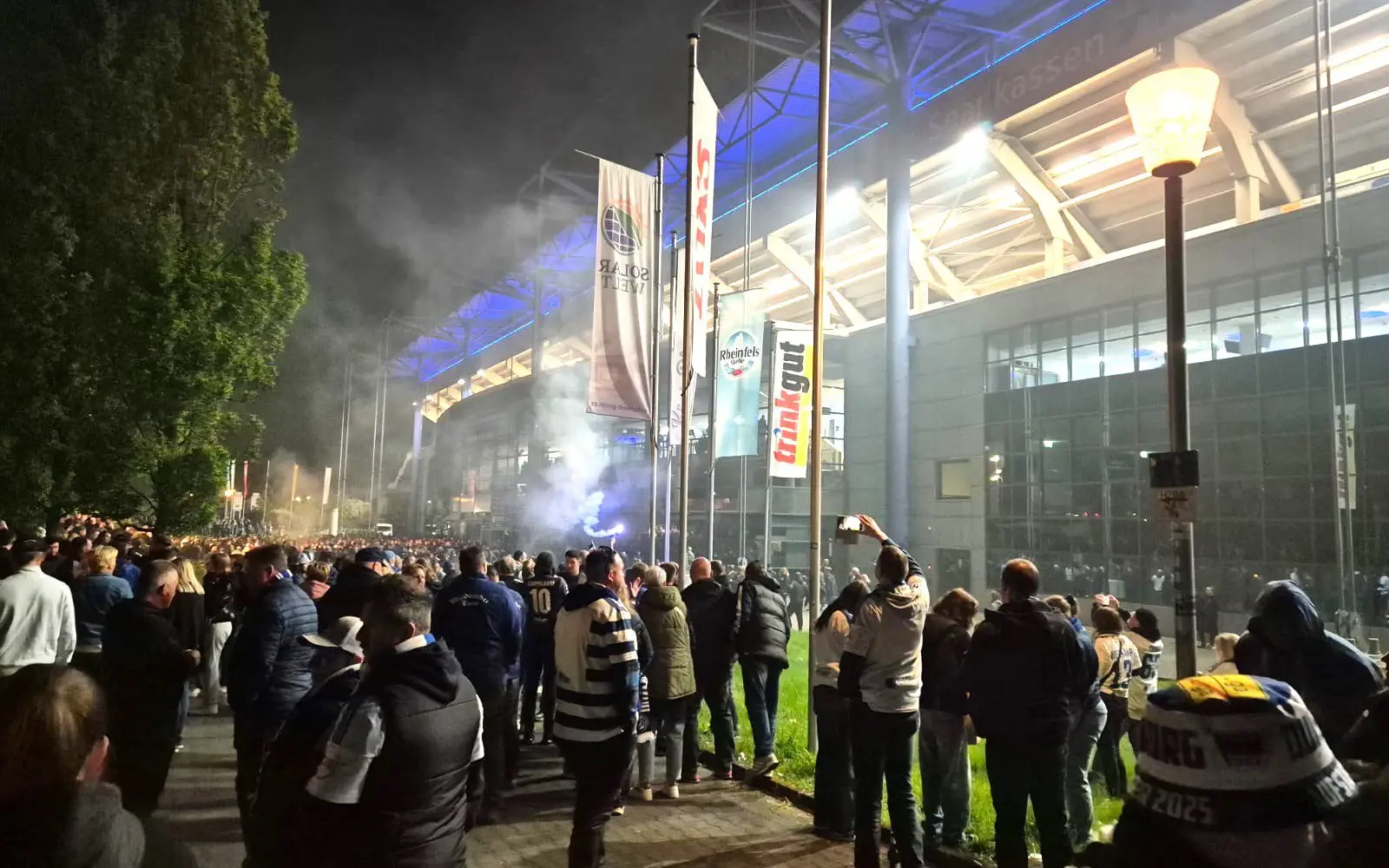 Geduldig warten die Fans nach dem Sieg vor der MSV-Arena, bis sich die Mannschaft zeigte – und zu Recht feiern ließ. Foto: privat