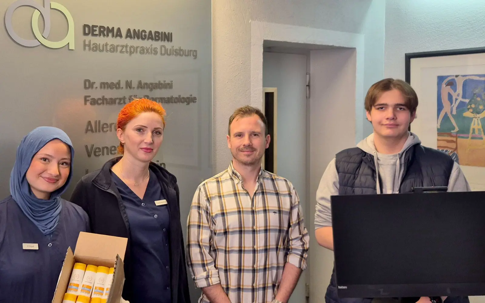 Nesrin Topal, Tea Varndanashvili, Kevin Hougardy und Moritz Schulz (von links) bei der PC-Übergabe an der Erich-Kästner-Gesamtschule. Foto: privat