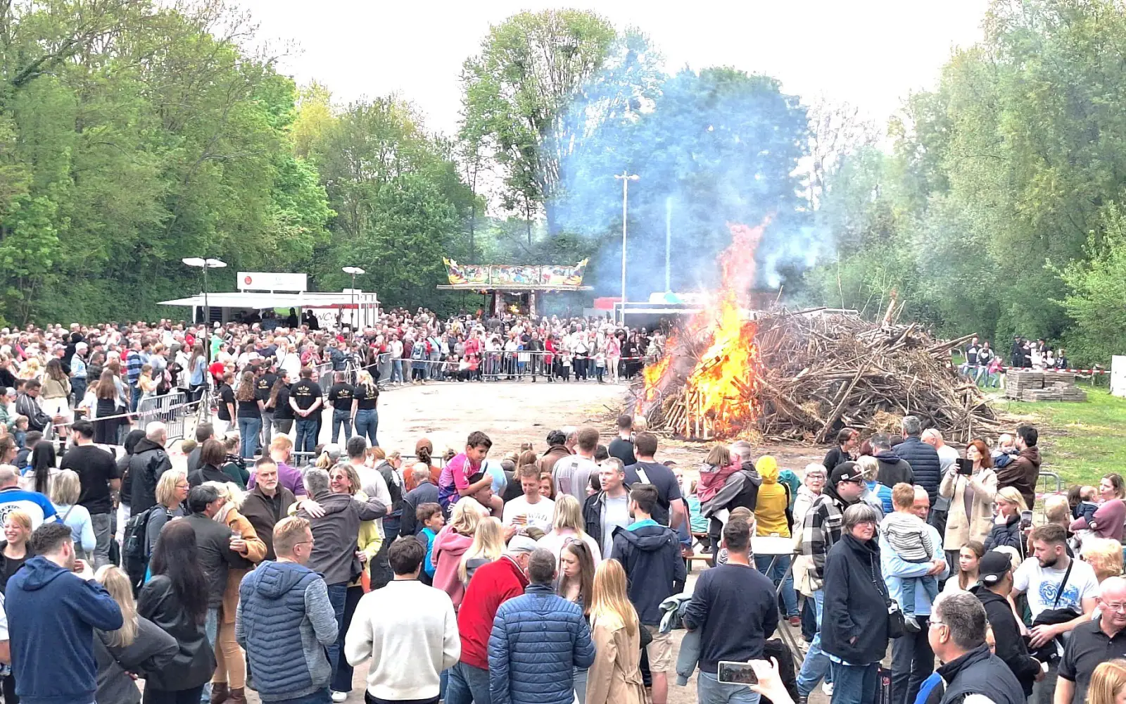 Bevor der Regen – wie angekündigt – einsetzte, zog es zahlreiche Gäste aus nah und fern auf den Festplatz in Huckingen zum Osterfeuer. Foto: Schützen Huckingen