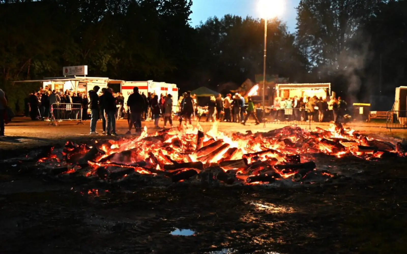 Unter den Dächern rückten die Besucherinnen und Besucher zusammen, um den Abend weiterhin zu genießen. Foto: sam