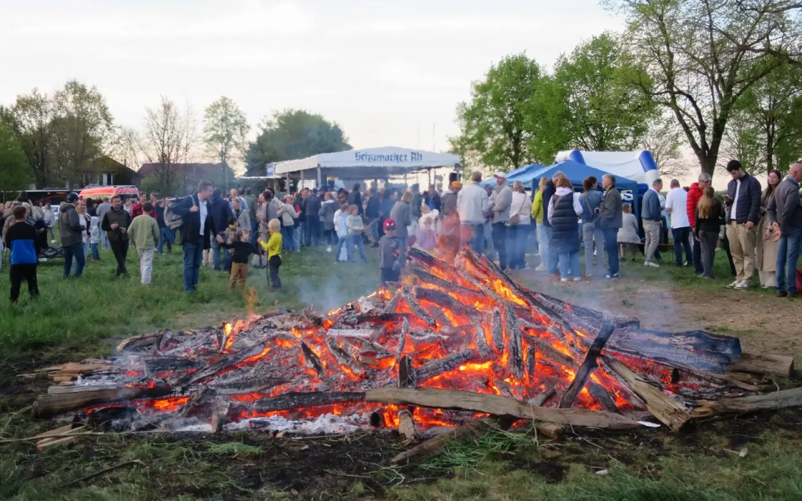 Das erste Kalkumer Osterfeuer auf der Schützenwiese. Foto: hs