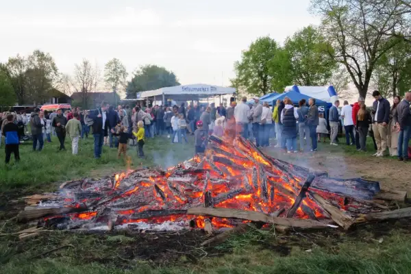 Großer Zulauf zum ersten Kalkumer Osterfeuer