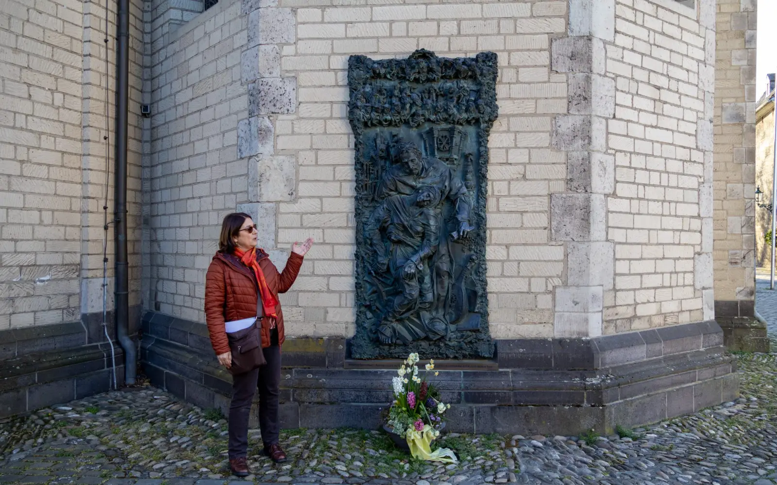 Dr. Annett Büttner erläutert das Friedrich-Spee-Relief von Bert Gerresheim an der Suitbertus-Basilika in Kaiserswerth. Foto: ah