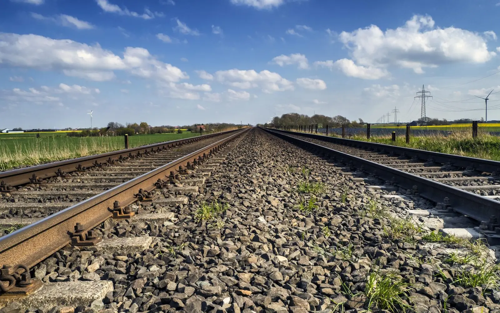 An zwei der vier Brückenbauwerke in Angermund dürfen Züge seit März nur noch mit verminderter Geschwindigkeit fahren. Symbolfoto: Wolfgang Claussen