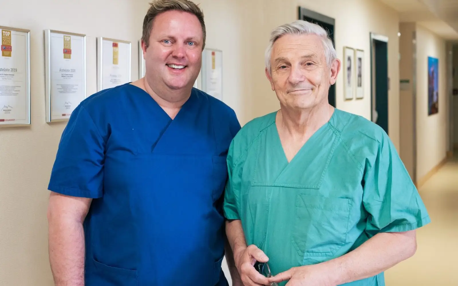 Dr. Florian Sack (links) folgt als neuer Chefarzt der HNO-Klinik an der Helios St. Anna Klinik auf Prof. Dr. Stephan Remmert. Foto: Helios