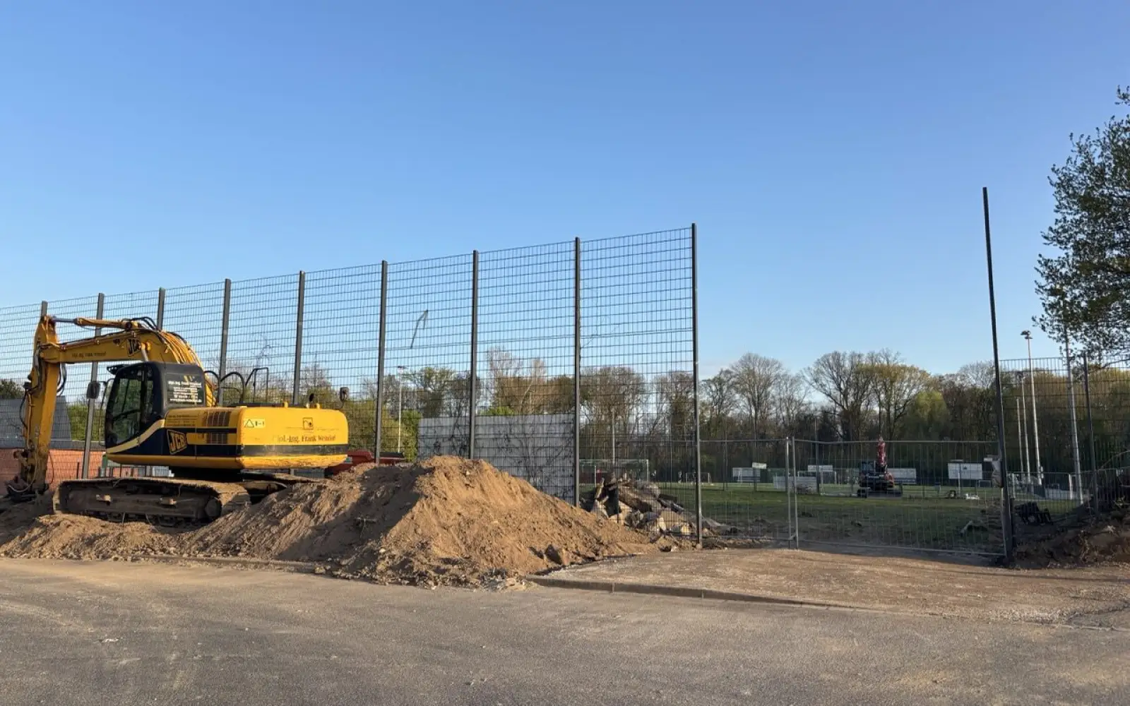 Auf der Sportanlage Neusser Weg in Lohausen hat das Sportamt der Landeshauptstadt als Bauherr mit den Arbeiten für das neue Kunstrasenjugendspielfeld begonnen. Foto: Landeshauptstadt Düsseldorf