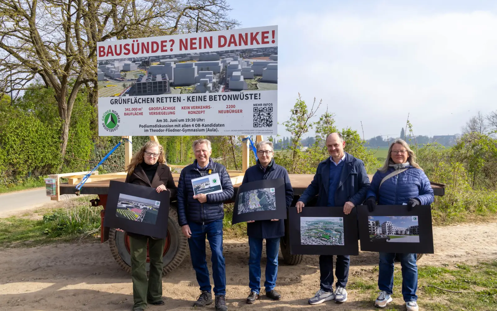 Gaby Gießmann, Benedict Korischem, Klaus Cissewski, Dr Eric Decker und Kerstin Decker (von links) bei der Protestaktion am Pfaffenmühlenweg mit dem neuen Riesenplakat gegen das Bauprojekt „Nördlich Kalkumer Schlossallee“. Foto: ah
