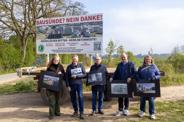 Protestaktion in Kaiserswerth: Initiative stellt Protestschild gegen Bauprojekt auf