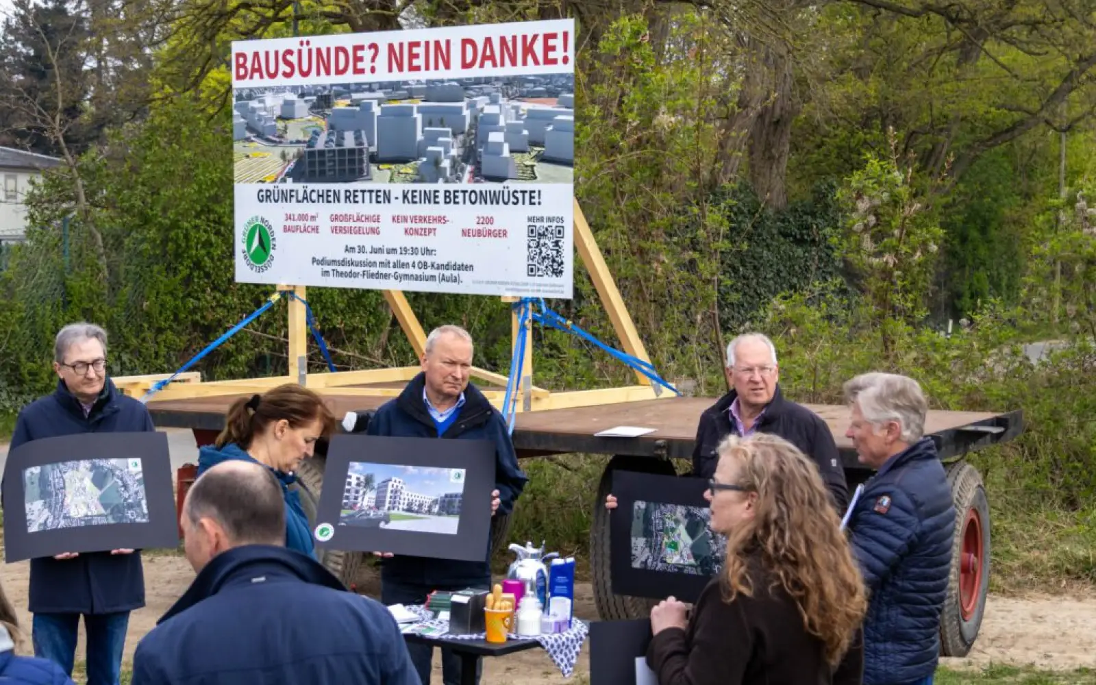 Mitglieder der Initiative „Grüner Norden Düsseldorf“ bei der Plakat-Aktion am Pfaffenmühlenweg gegen die geplante Bebauung. Foto: ah
