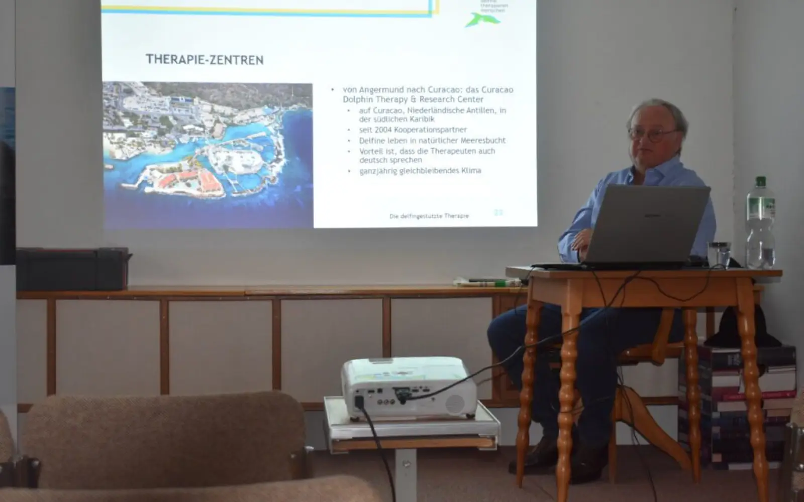 Timm Fries, Vorsitzender von delfine therapieren menschen e.V., erläutert beim Infoabend des Angermunder Kulturvereins das Therapiekonzept mit Delfinen. Foto: cj