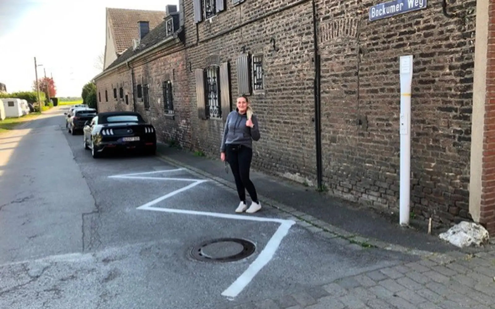 Anwohnerin Jennifer Gödden freut sich darüber, dass der Kreuzungsbereich Bockumer Weg/Dorfstraße jetzt besser einsehbar ist. Foto: privat