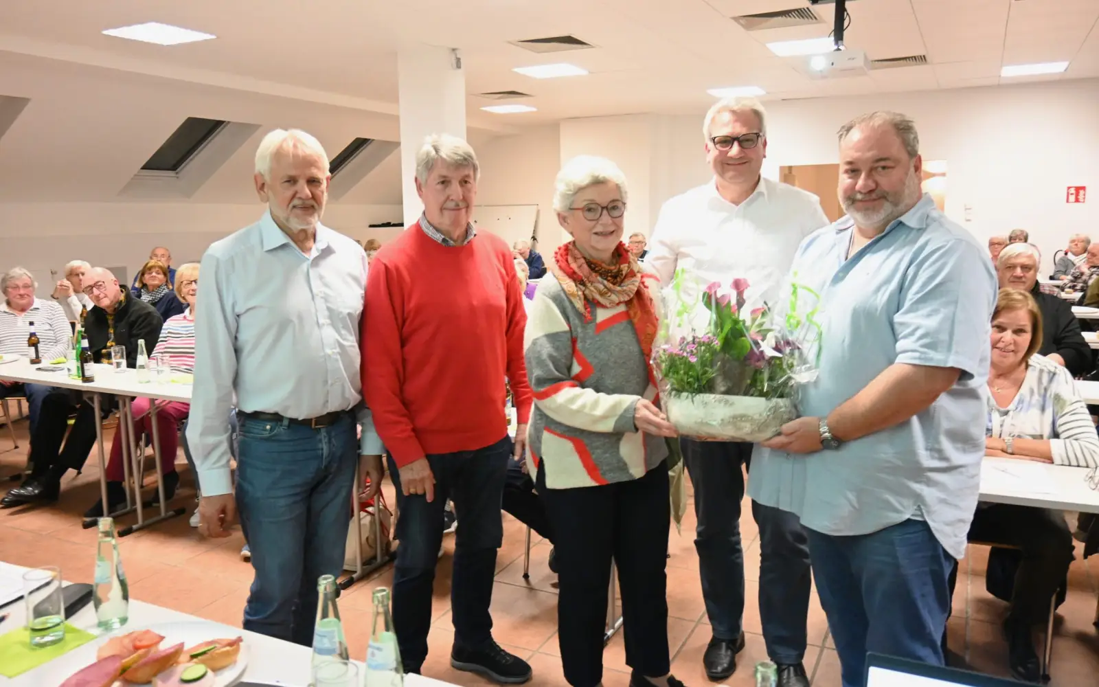 Die langjährige Kassiererin des Bürgervereins Huckingen, Rita Fischer (Mitte), hat ihr Amt abgegeben. Heinz Swientek, Harald Haarmann, Dietmar Ahlemann und Horst Arens (von links) bedankten sich bei ihr für die vertrauensvolle Zusammenarbeit. Foto: sam