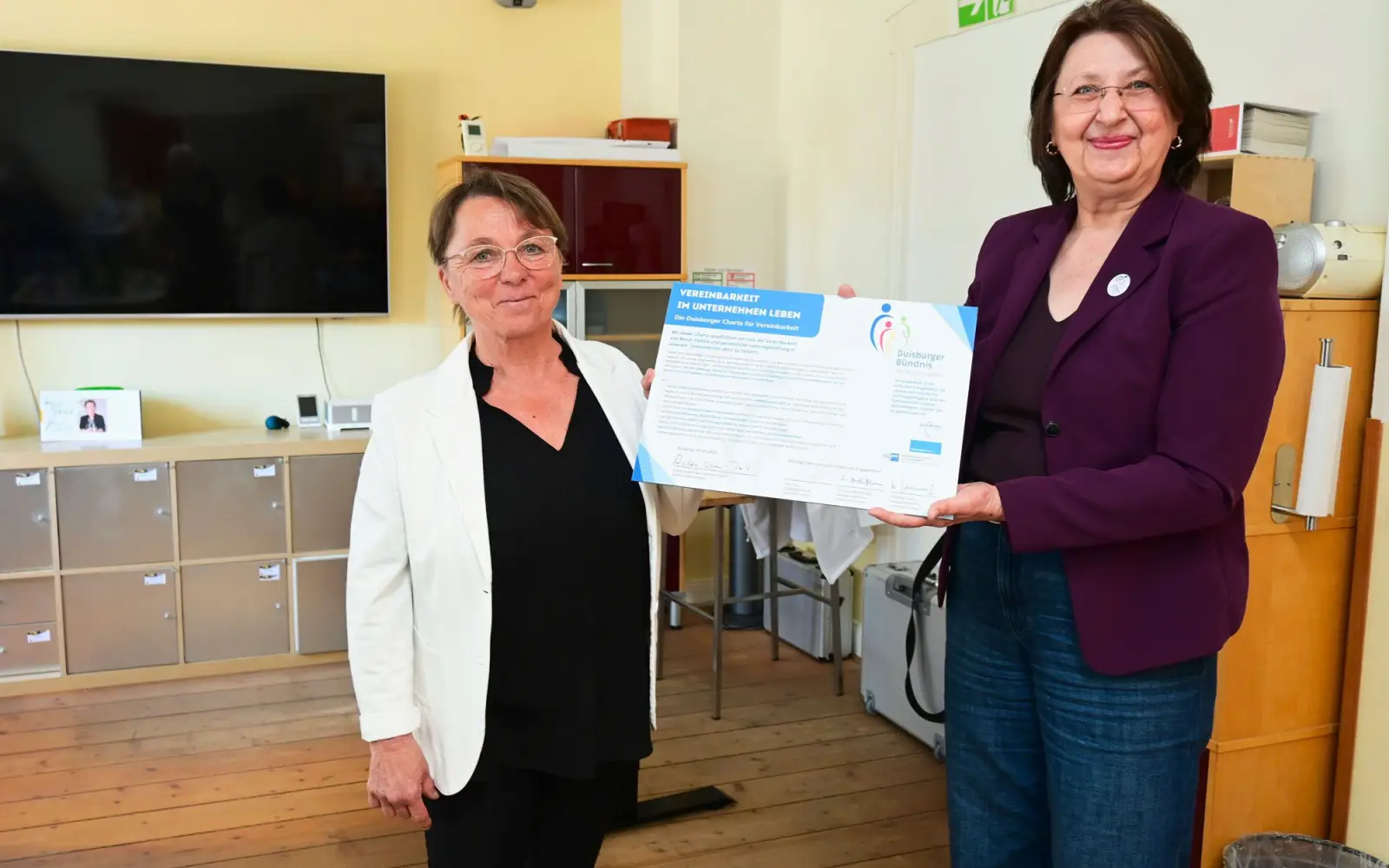 Magdalena Kowalczyk überreichte Andrea Wagner-Bahr (links) die Charta-Urkunde. Foto: sam
