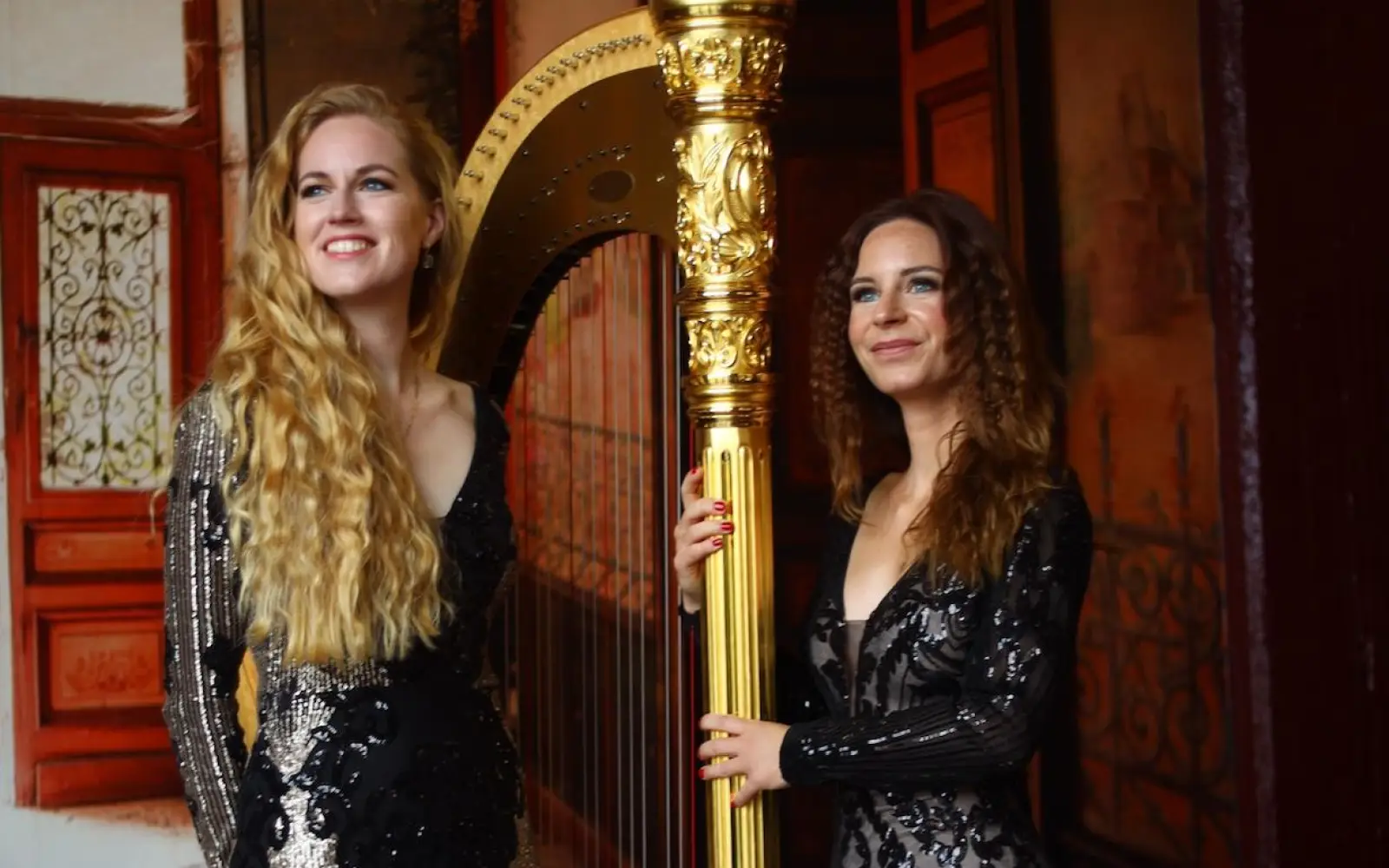 Sarah Bouwers (Gesang) und Jasmin-Isabel Kühne (Harfe) bilden das Duo Lumière mit einem Repertoire von Klassik bis Pop. Foto: Viktorya Kuhto