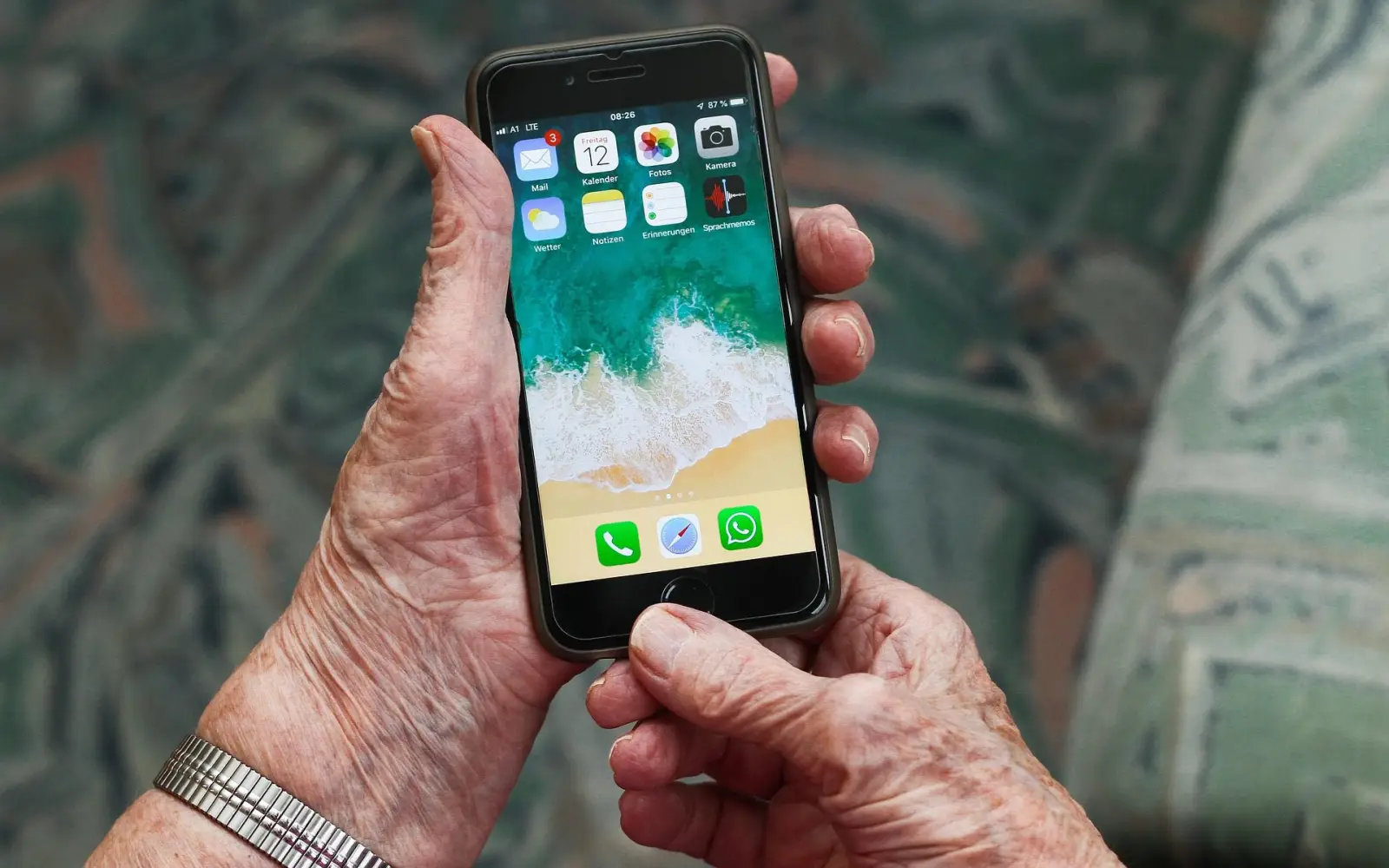 Der sichere Umgang mit dem eigenen Smartphone wird im iPhone-Kurs im zentrum plus Kaiserswerth Schritt für Schritt vermittelt. Symbolfoto