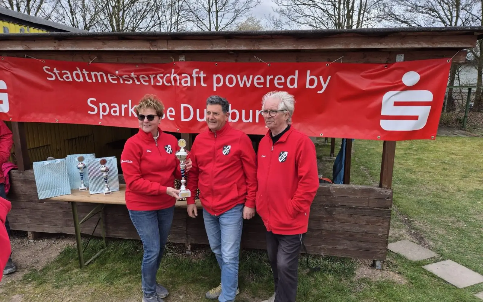 In Wanheim gratulierte Elke Schottek Rocco Delli Muti (Mitte) und Klaus Altenschmidt zur Stadtmeisterschaft. Foto: privat