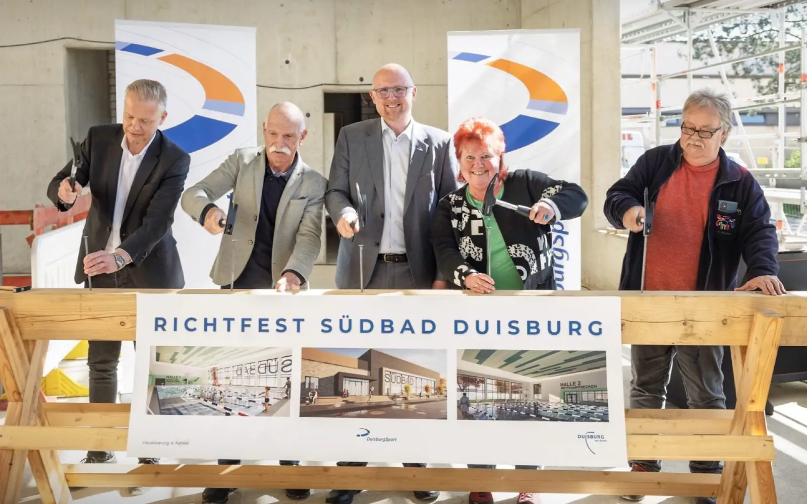 Schlugen die letzten Nägel ein (von links): Marc Rüdesheim, Ratsherr Werner von Häfen, Oberbürgermeister Sören Link, Bezirksbürgermeisterin Beate Lieske sowie Ratsherr Dieter Lieske. Foto: Stadt Duisburg
