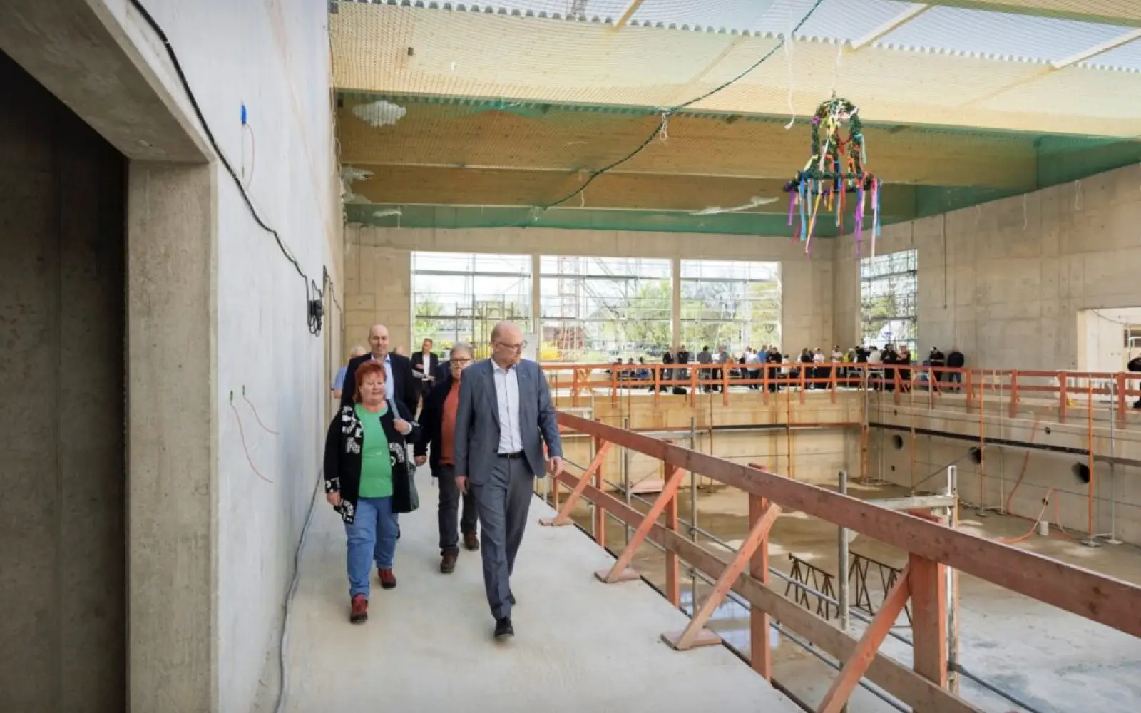 Der Richtkranz hängt seit Freitag über dem „großen Becken“ im neuen Südbad.
Foto: Stadt Duisburg