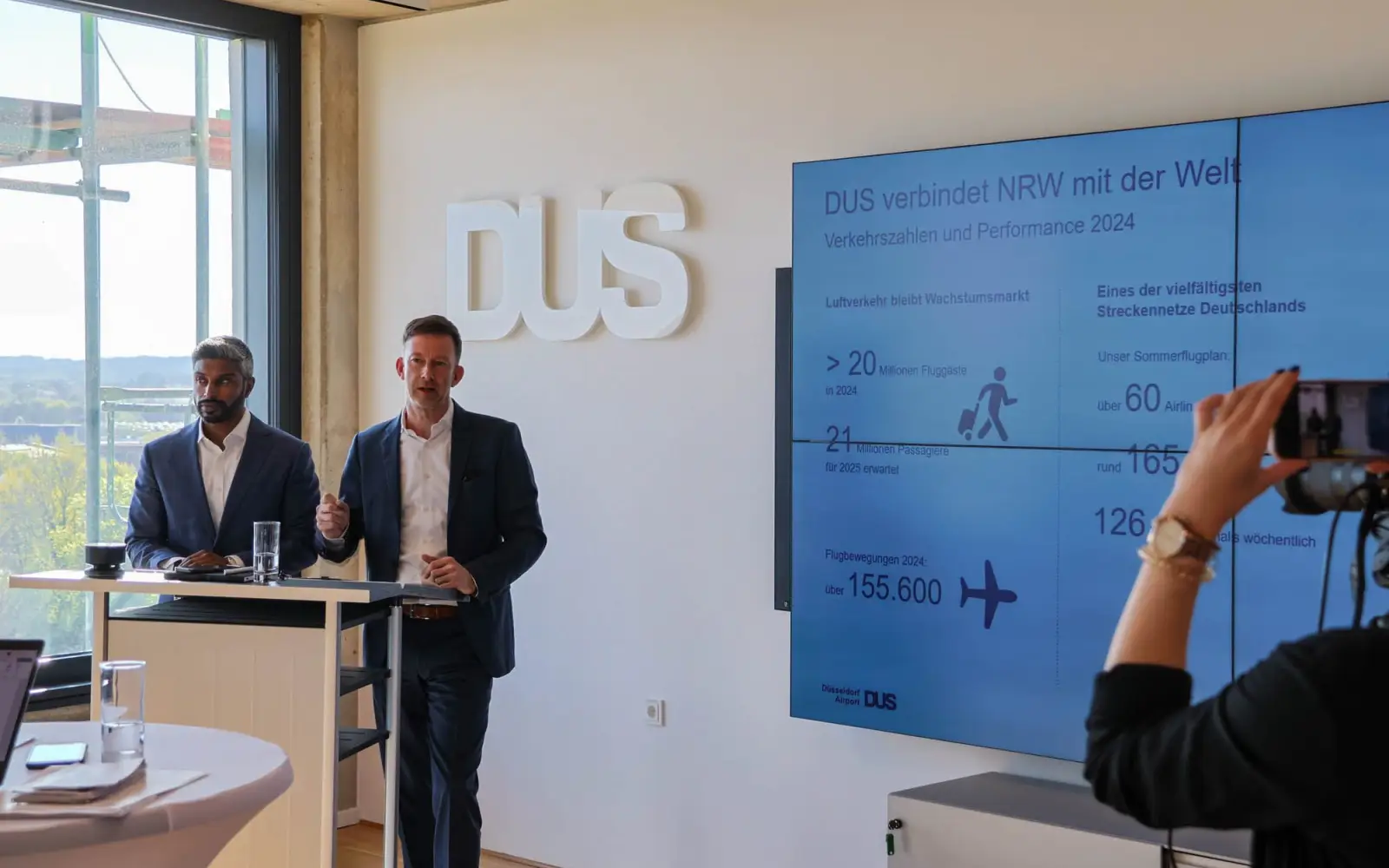 Die Flughafengeschäftsführer Pradeep Pinakatt und Lars Redeligx (von links) haben die Verkehrs- und Geschäftsergebnisse für 2024 vorgestellt. Foto: ah