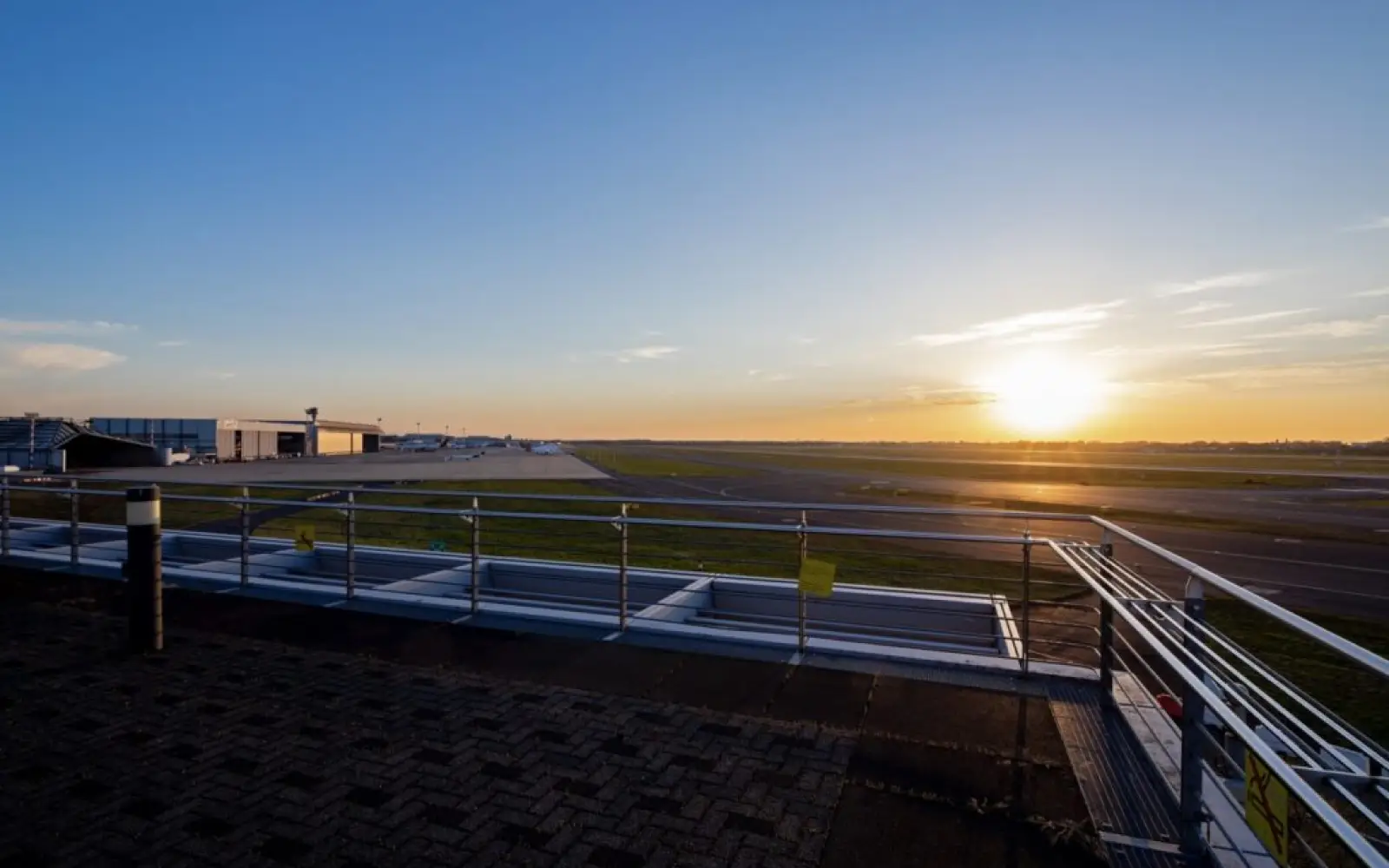 Die Besucherterrasse an der Station Airport wird an den letzten drei Wochenenden der Sommerferien geöffnet. Foto: Flughafen Düsseldorf / Andreas Wiese