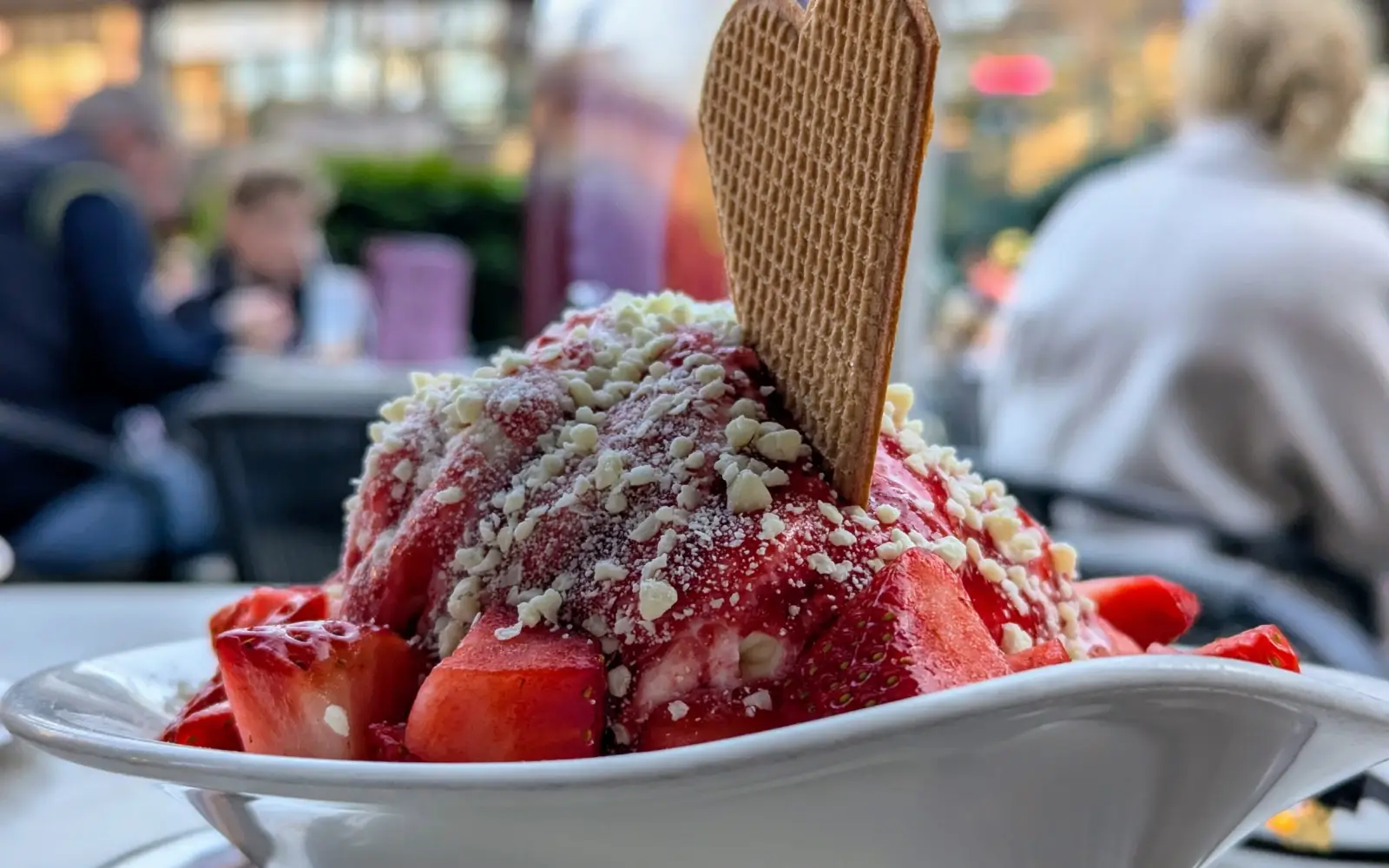 Ein Klassiker unter den Eisbechern: Spaghetti-Eis mit frischen Erdbeeren. Im Eiscafé Boutique im Klemensviertel besonders beliebt. Foto: ah