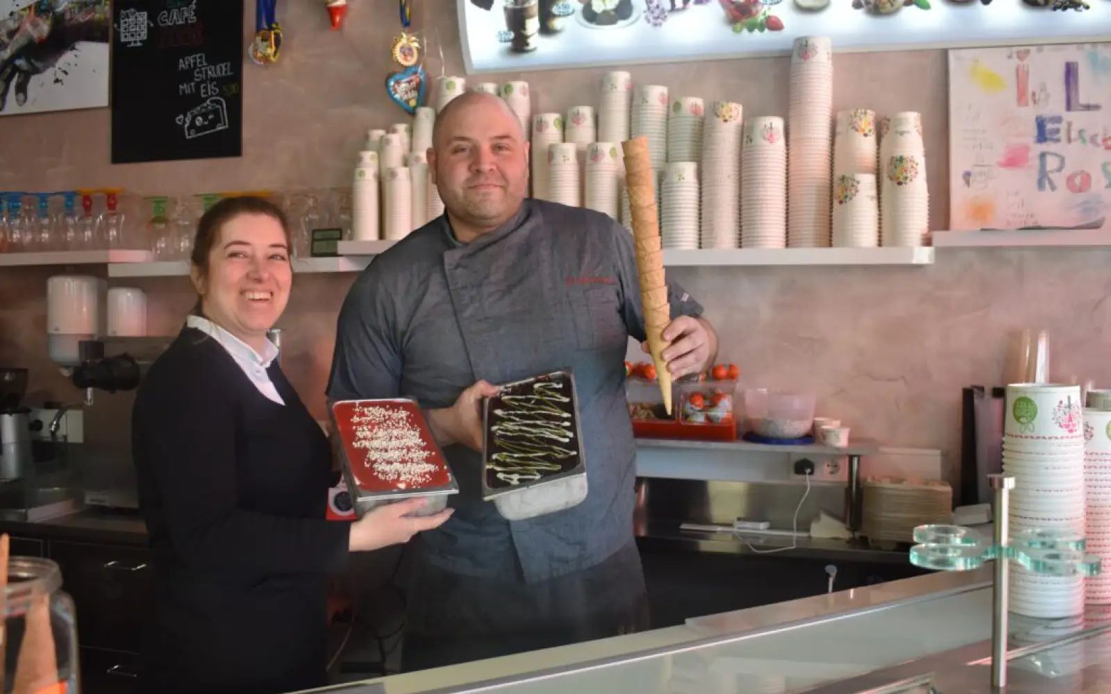Satia Piras Saturno und Francesco Marciano (von links) führen das Eiscafé Rose mit viel Herz und Leidenschaft. Foto: cj