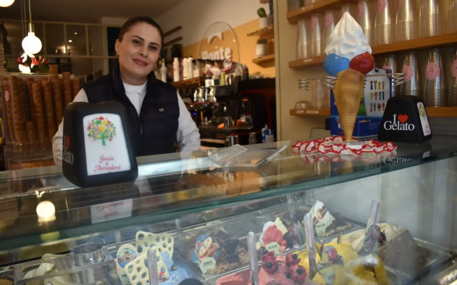 Tamari Lomidze führt Ponte Gelato in Kaiserswerth gemeinsam mit ihrem Ehemann – täglich frisch hergestelltes Eis in bis zu 21 Sorten. Foto: cj