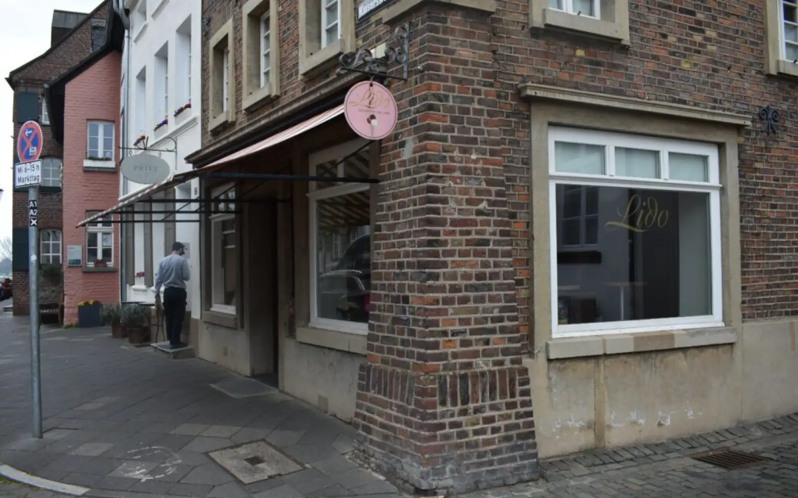 Das Lido Eiscafé am Kaiserswerther Markt bietet klassische Sorten und liegt ideal auf dem Weg zum Rhein. Foto: cj