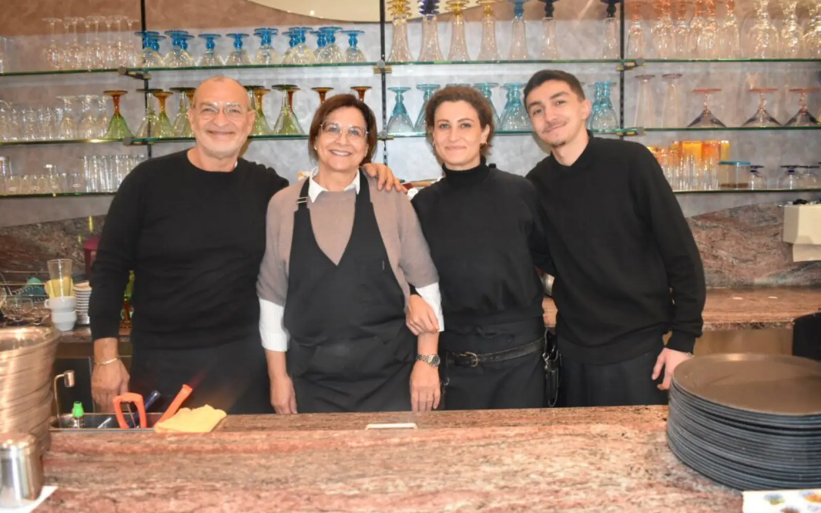 Im Eiscafé Boutique sorgen Giovanni, Barbara, Tochter Alessandra und Mitarbeiter Aymen (von links) für beliebte Eisspezialitäten. Foto: cf