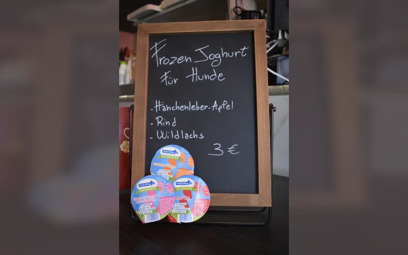 Auch Vierbeiner kommen im Eiscafé Rose auf ihre Kosten: Hundeeis in bis zu drei Sorten. Foto: cj