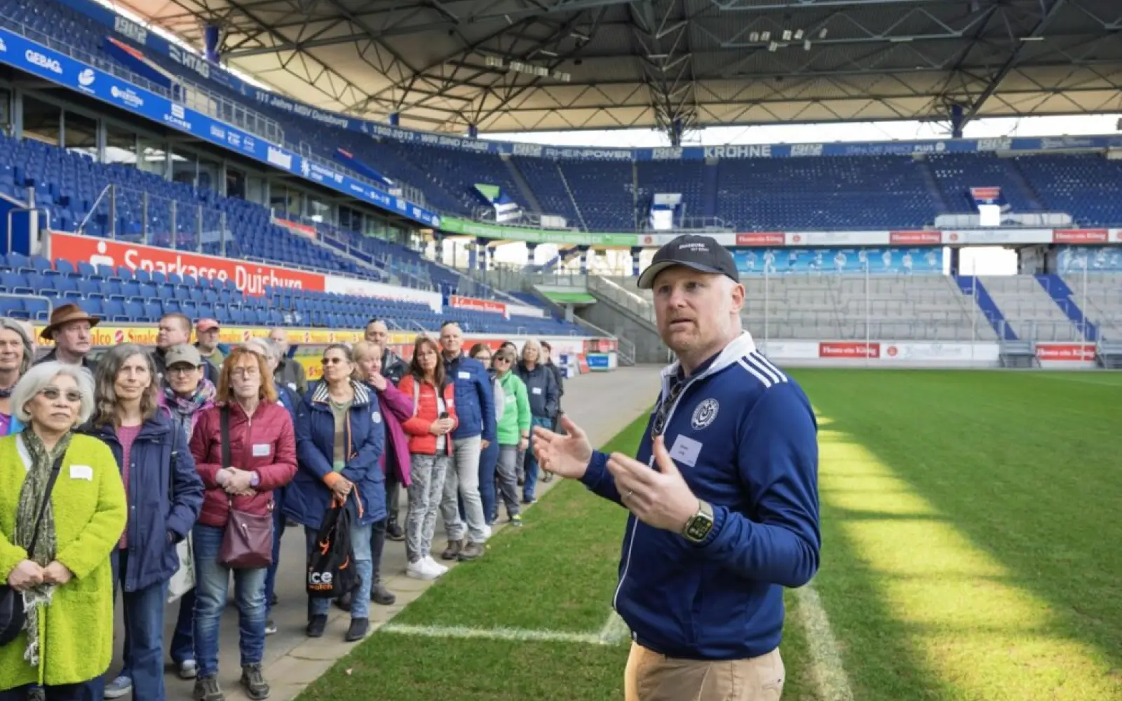 Bis an den Spielfeldrand im MSV-Stadion führte der OB die Teilnehmenden des Bürgerspaziergangs.
Foto: Ilja Höpping/ Stadt Duisburg