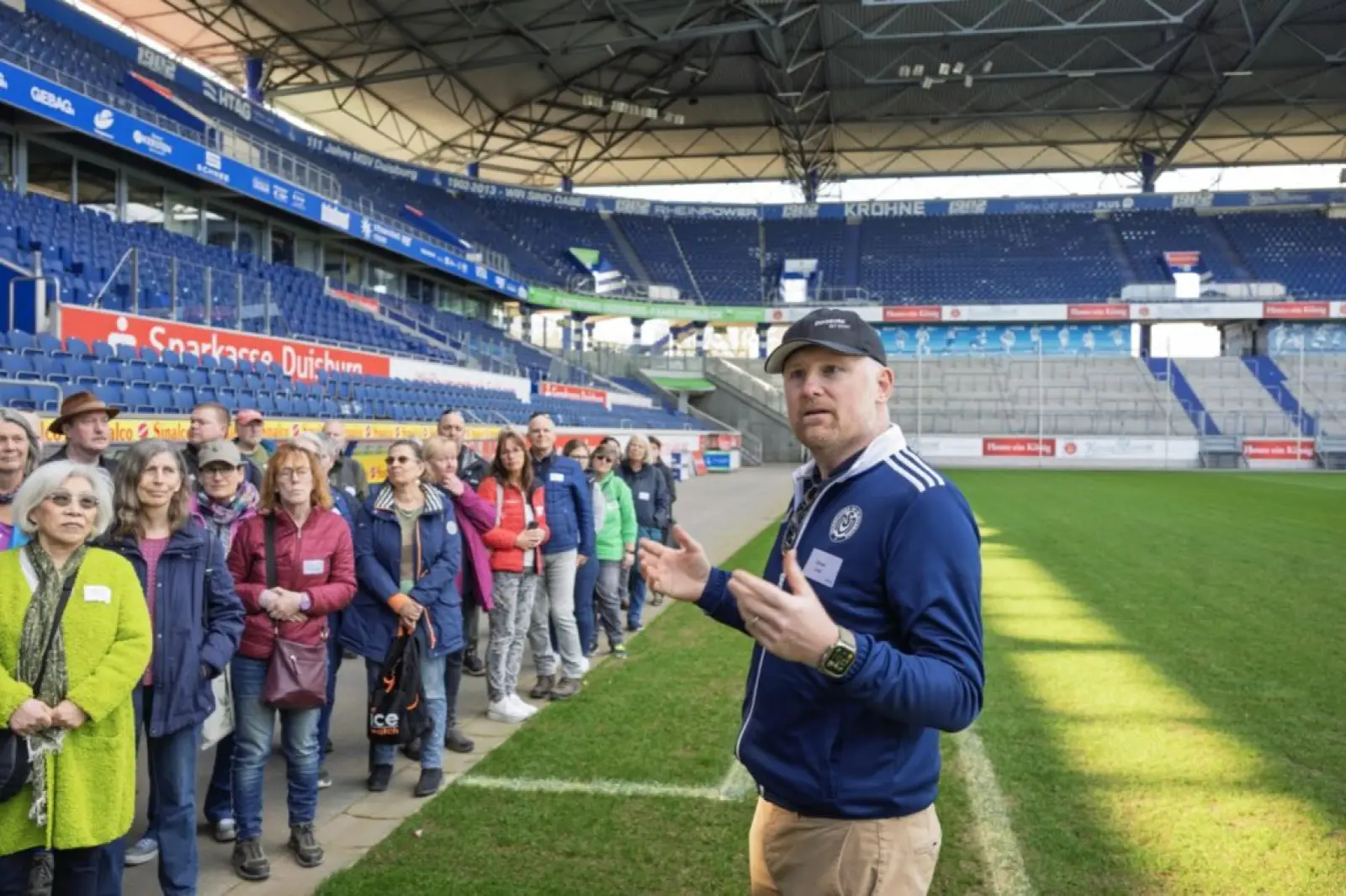 Bis an den Spielfeldrand im MSV-Stadion führte der OB die Teilnehmenden des Bürgerspaziergangs.
Foto: Ilja Höpping/ Stadt Duisburg