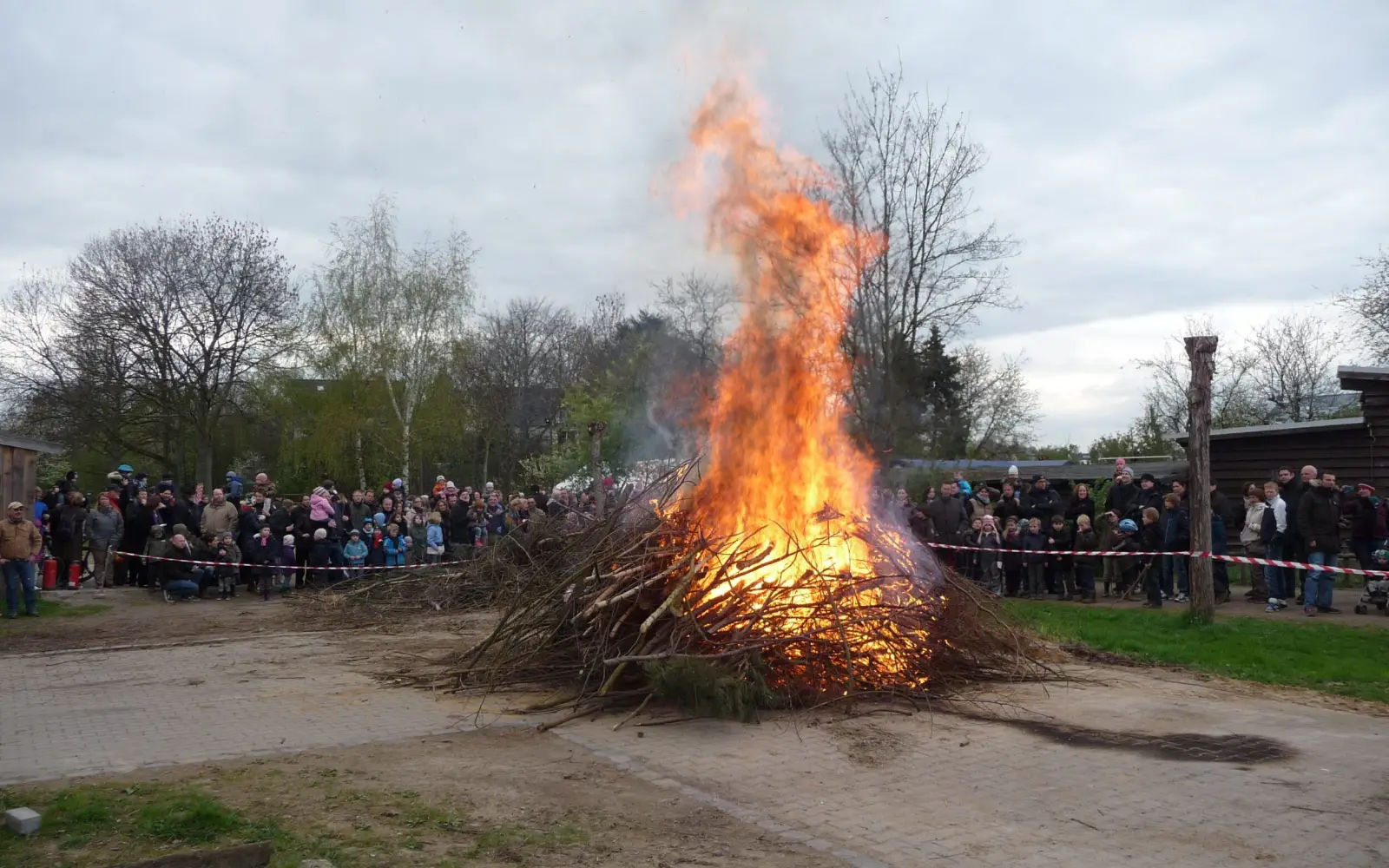 Osterfeuer auf dem Gelände der Islandpferde-Reiter e.V. in Lohausen. Archivfoto: hs