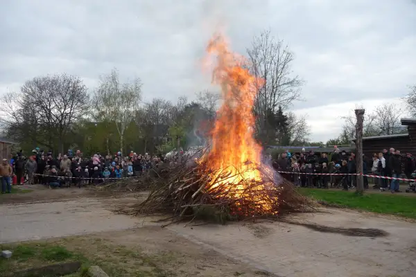 Ein Osterfeuer-Fest für die Familie in Lohausen