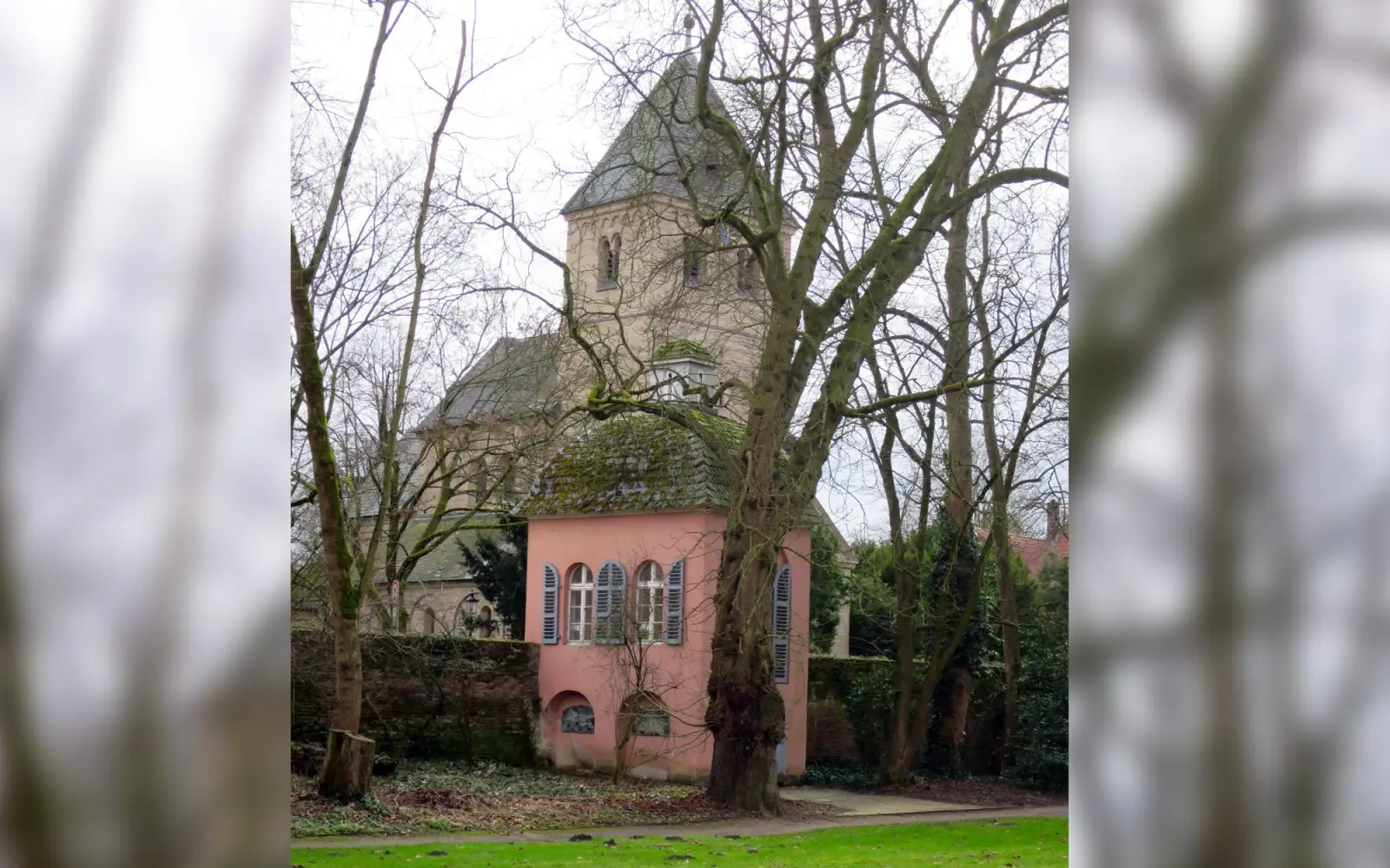 Kalkumer Kontraste: Das Denkmal für den Freigeist, Sozialisten und Begründer der Arbeiterbewegung Ferdinand Lassalle vor der romanischen Kalkumer Kirche. Foto: hs